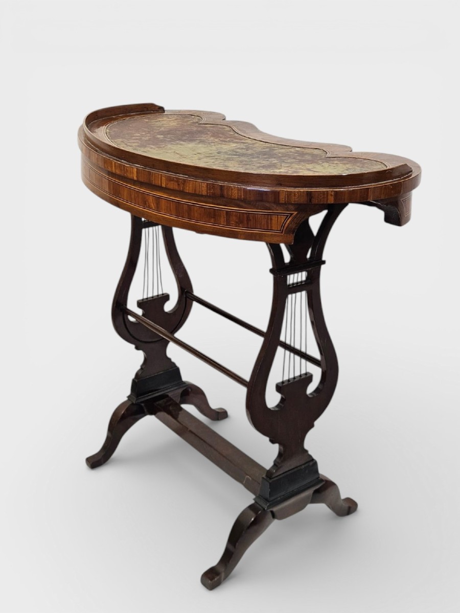 Tavolino a fagiolo lastronato e intarsiato – XVIII secolo