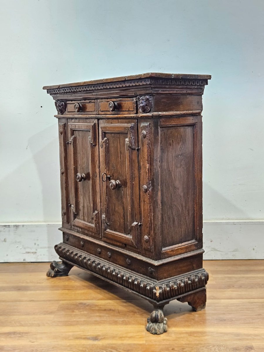 Piccola credenza in noce – XVII secolo-photo-2
