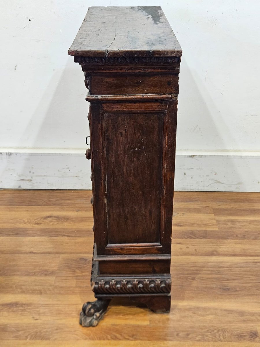 Piccola credenza in noce – XVII secolo-photo-4
