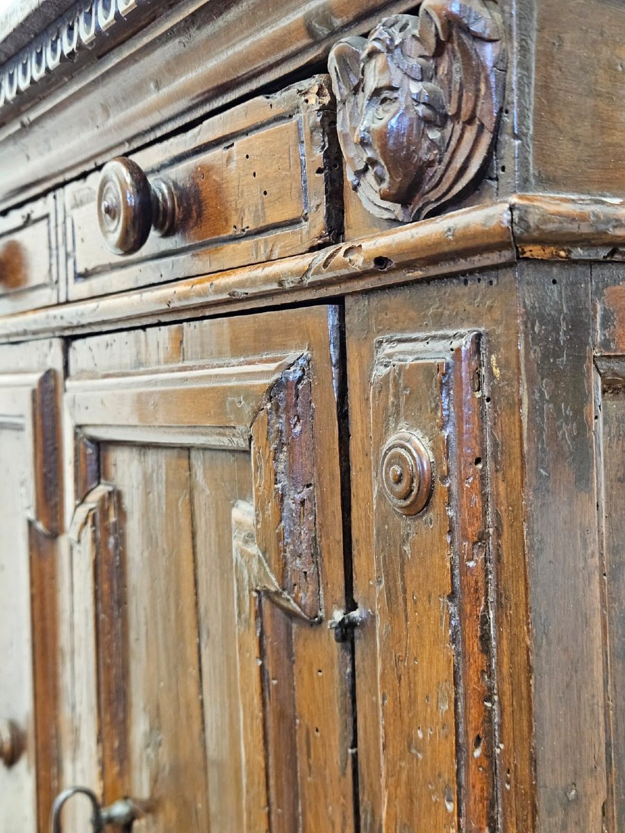 Piccola credenza in noce – XVII secolo-photo-6