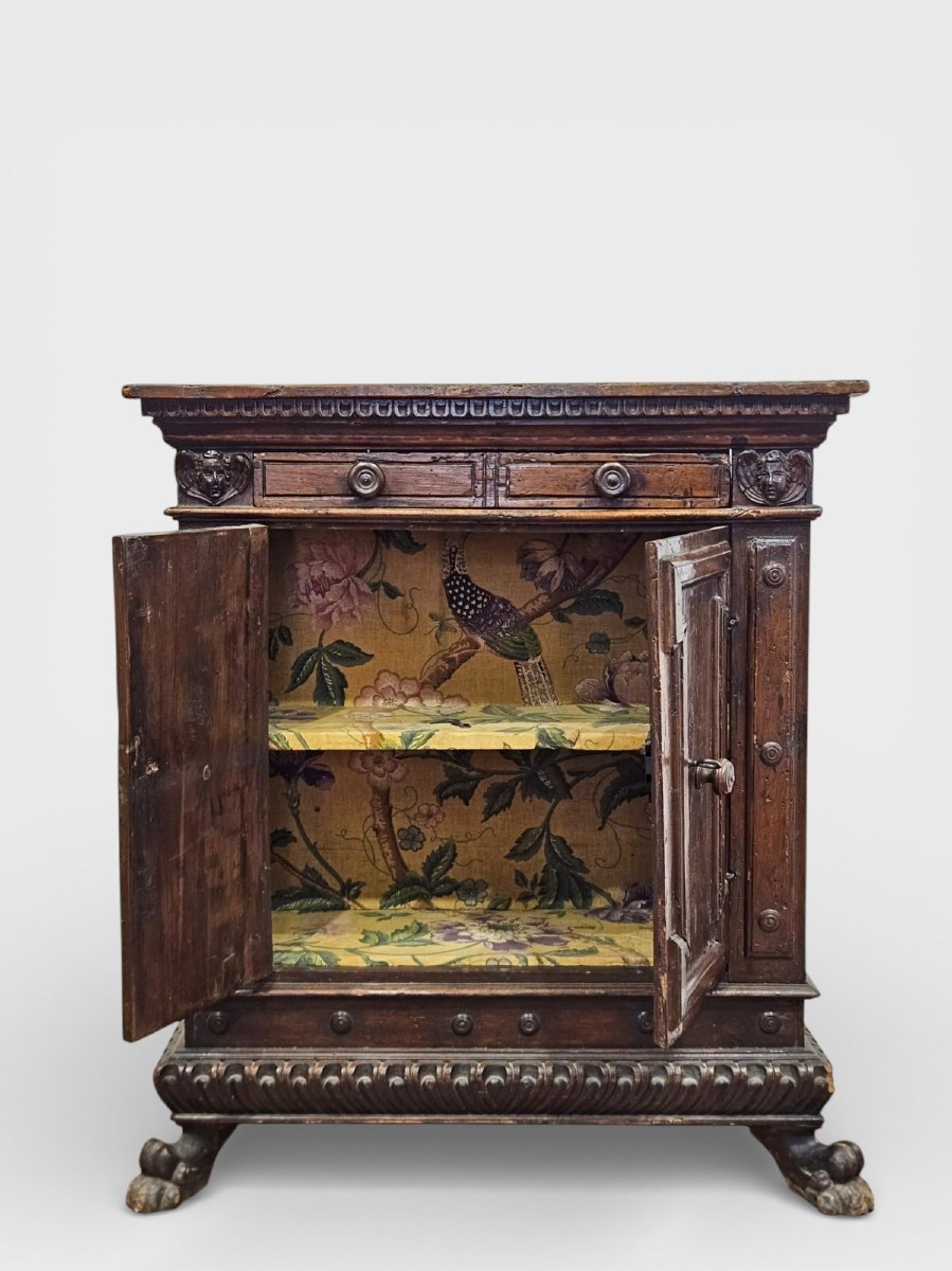 Piccola credenza in noce – XVII secolo