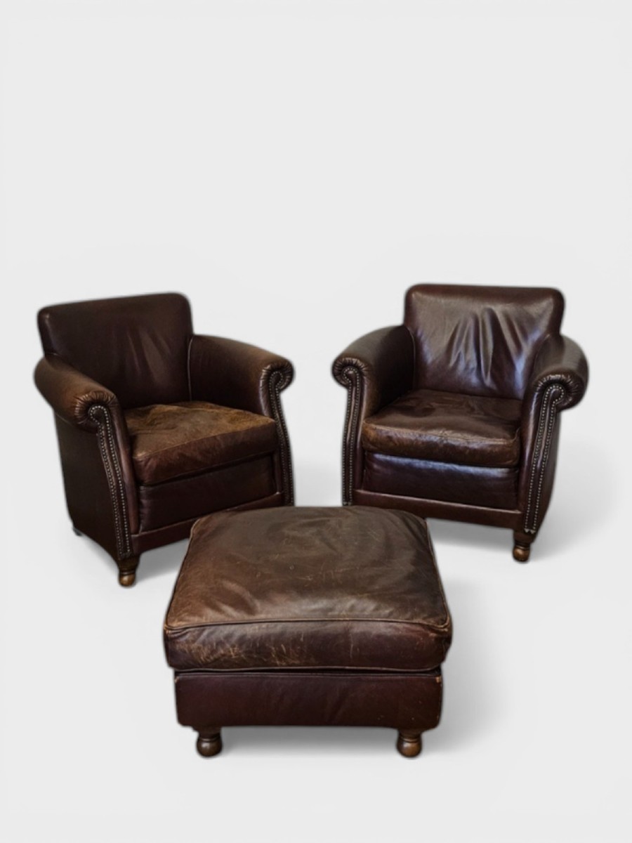 Coppia di poltrone in pelle con pouf poggiapiedi – XX secolo