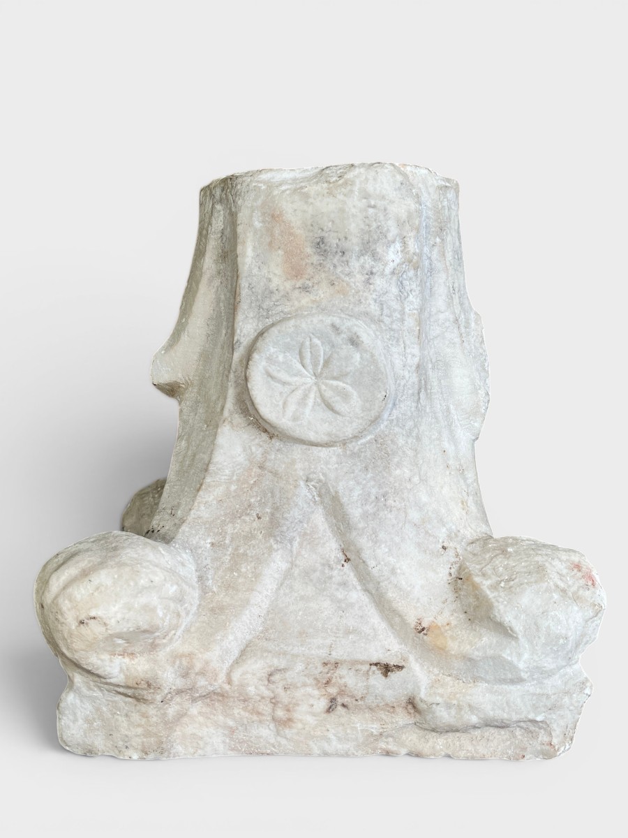 Antico capitello in marmo scolpito – Fine XVI / Inizio XVII secolo