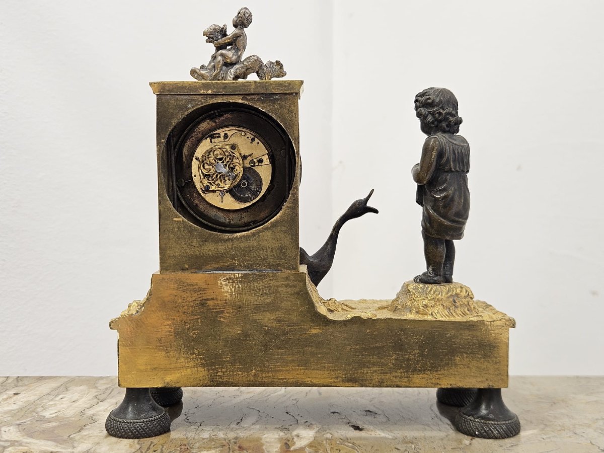 Orologio Impero in bronzo dorato e patinato con putto e oca – primi del XIX sec.-photo-3