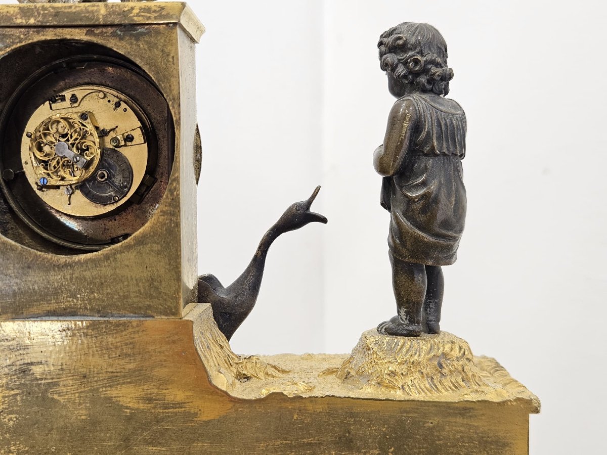 Orologio Impero in bronzo dorato e patinato con putto e oca – primi del XIX sec.-photo-4