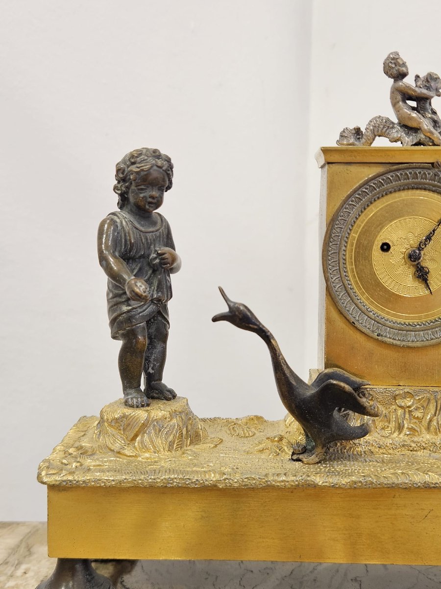 Orologio Impero in bronzo dorato e patinato con putto e oca – primi del XIX sec.-photo-2