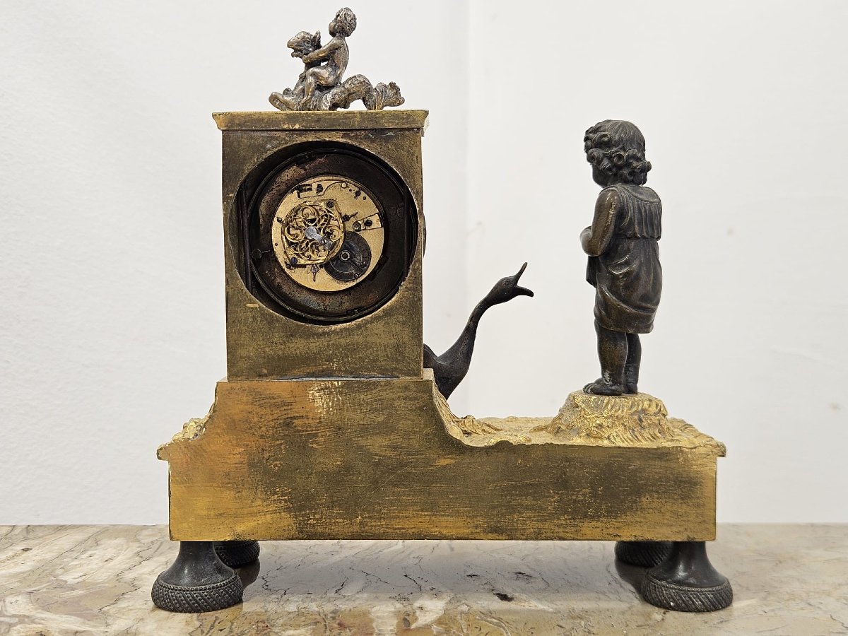 Orologio Impero in bronzo dorato e patinato con putto e oca – primi del XIX sec.-photo-3