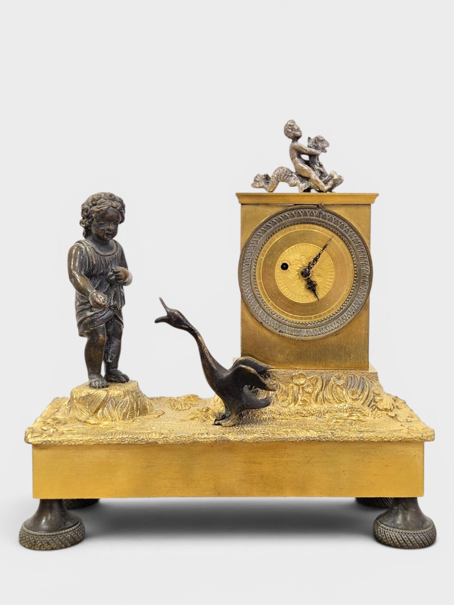 Orologio Impero in bronzo dorato e patinato con putto e oca – primi del XIX sec.
