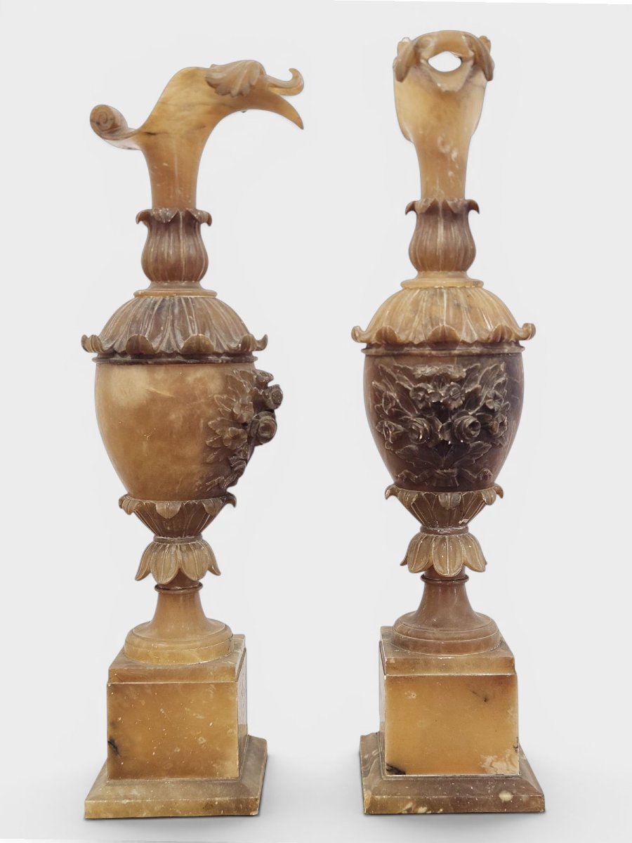 Coppia di vasi decorativi in alabastro scolpito – Fine XIX / inizi XX secolo
