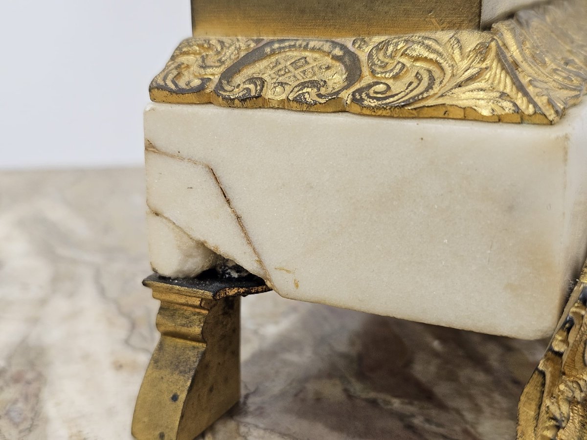 Orologio da tavolo in marmo bianco e bronzo dorato – primi del XIX secolo-photo-4