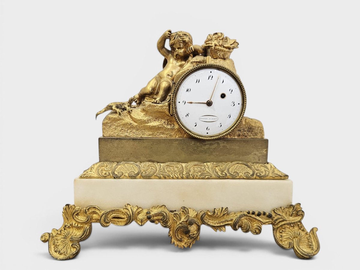 Orologio da tavolo in marmo bianco e bronzo dorato – primi del XIX secolo