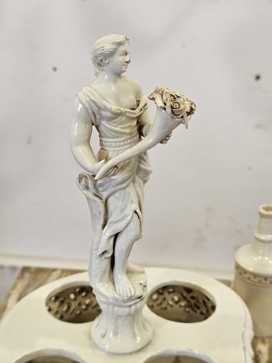 Portaolio in ceramica smaltata bianca con figura femminile – Prima metà del XIX-photo-2