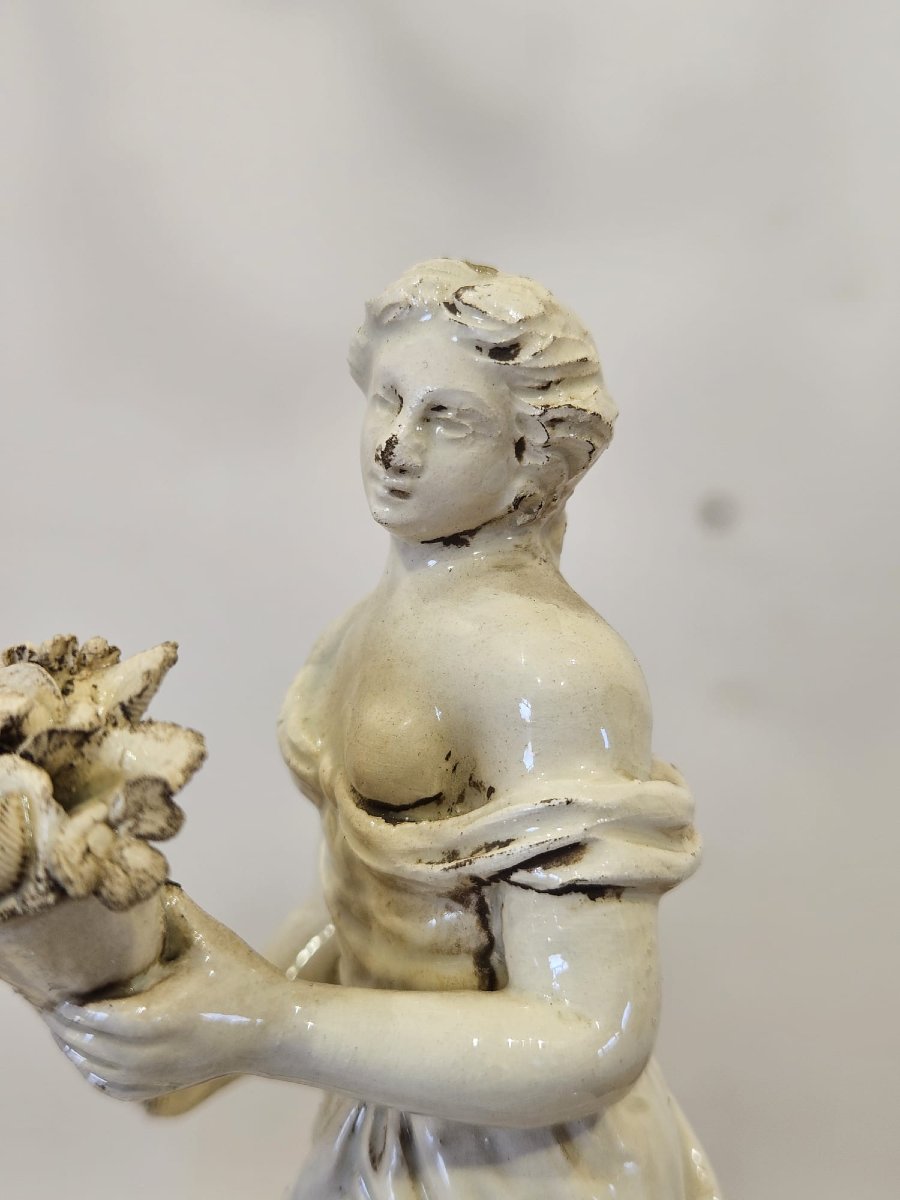 Portaolio in ceramica smaltata bianca con figura femminile – Prima metà del XIX-photo-4