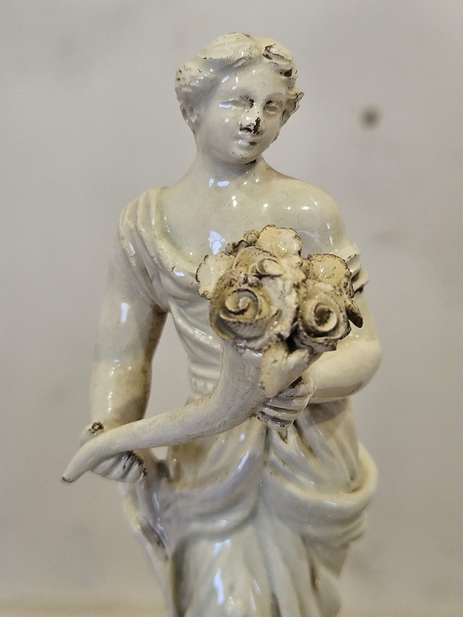 Portaolio in ceramica smaltata bianca con figura femminile – Prima metà del XIX-photo-1