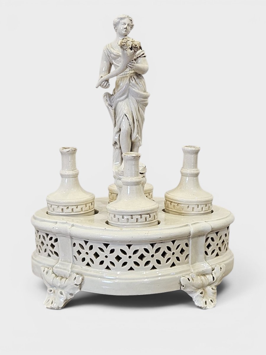 Portaolio in ceramica smaltata bianca con figura femminile – Prima metà del XIX