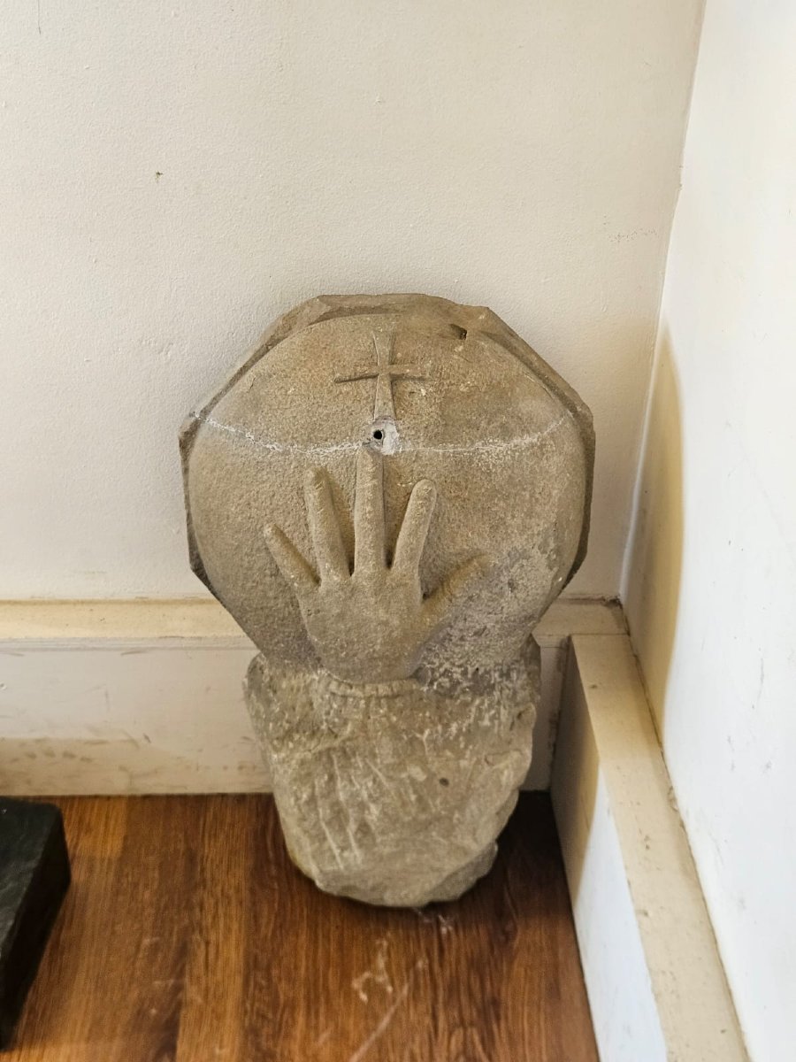 Antica acquasantiera in pietra scolpita con mano e croce – XVII secolo-photo-2