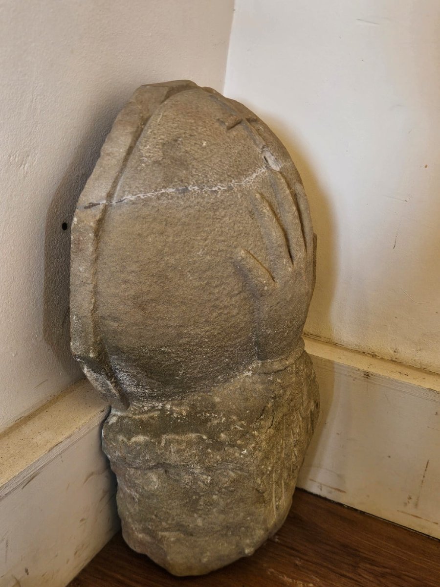 Antica acquasantiera in pietra scolpita con mano e croce – XVII secolo-photo-4