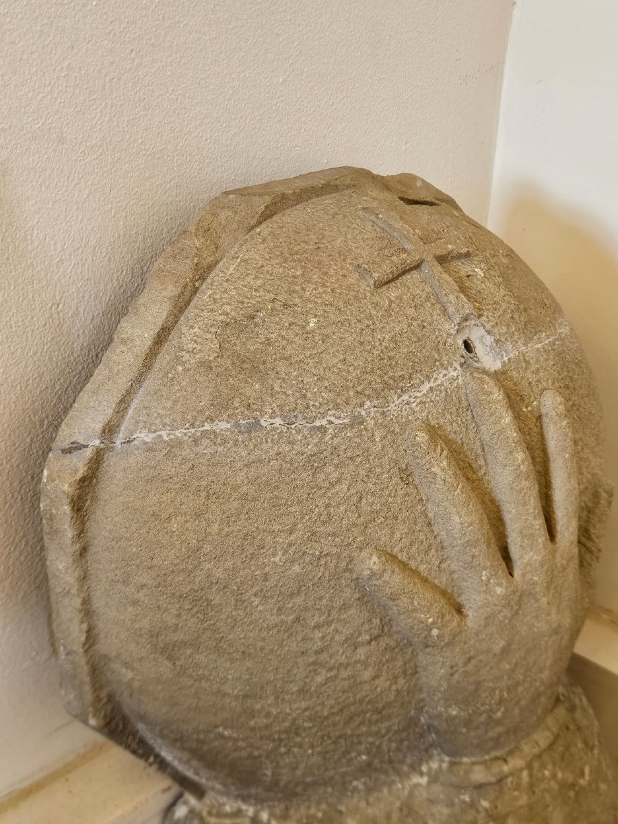 Antica acquasantiera in pietra scolpita con mano e croce – XVII secolo-photo-1