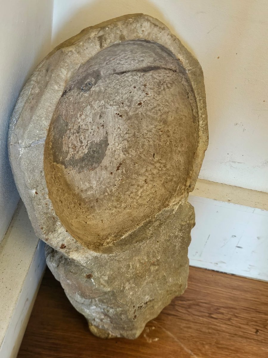 Antica acquasantiera in pietra scolpita con mano e croce – XVII secolo-photo-3