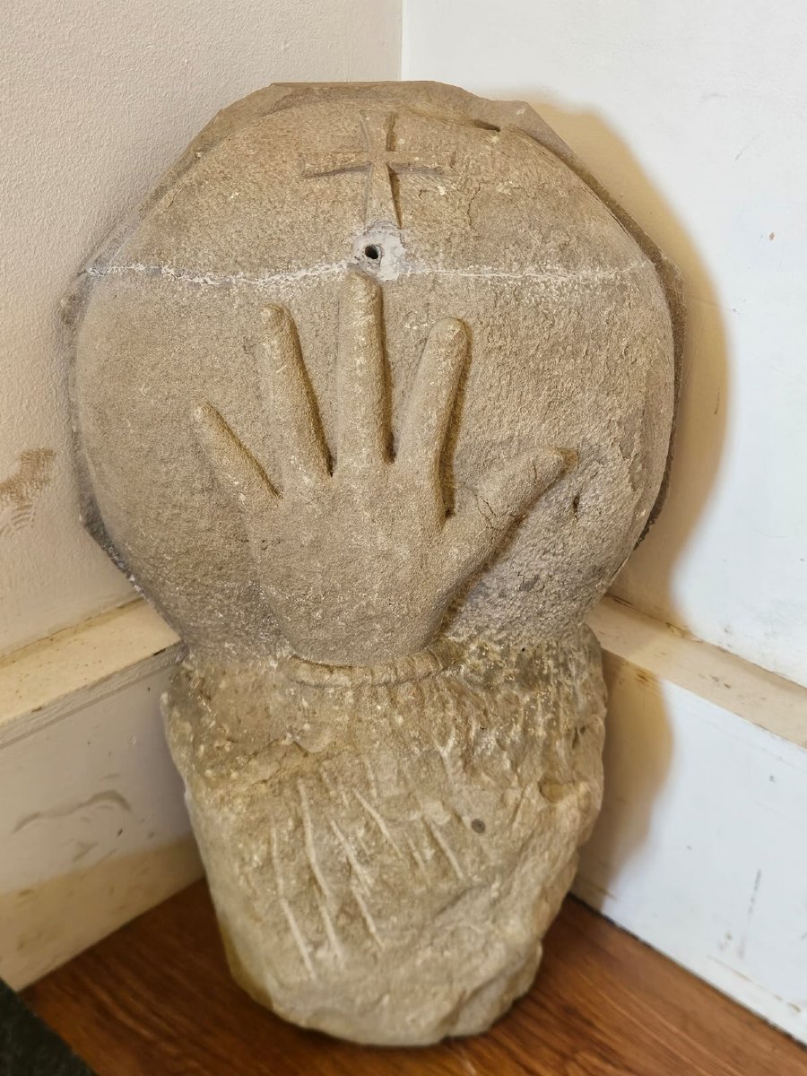 Antica acquasantiera in pietra scolpita con mano e croce – XVII secolo-photo-4
