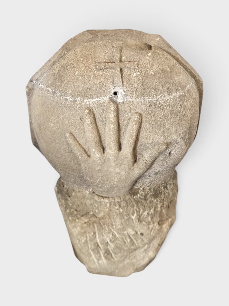 Antica acquasantiera in pietra scolpita con mano e croce – XVII secolo
