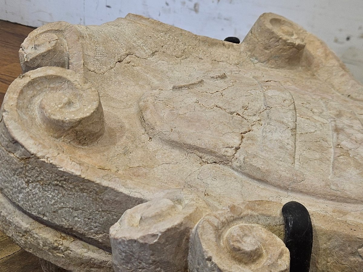 Fregio con stemma nobiliare in marmo rosso – XVII secolo-photo-1