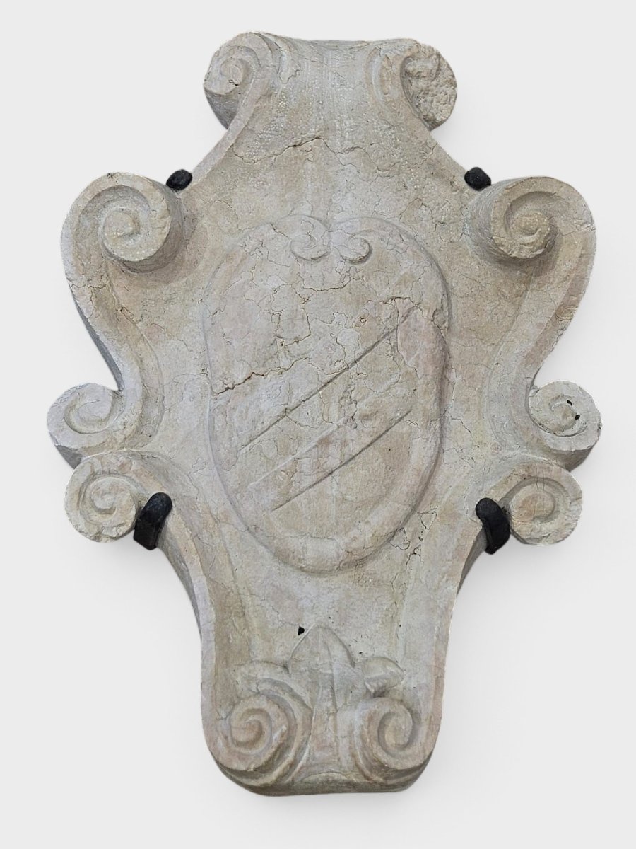 Fregio con stemma nobiliare in marmo rosso – XVII secolo