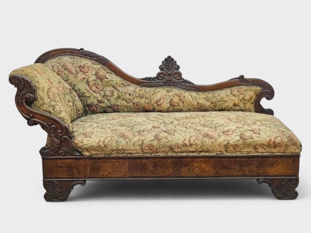 Elegante dormeuse Carlo X in noce intagliato e lastronato – XIX secolo