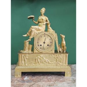 Orologio "Parigina" raffigurante Diana cacciatrice  in bronzo dorato - XIX Sec.