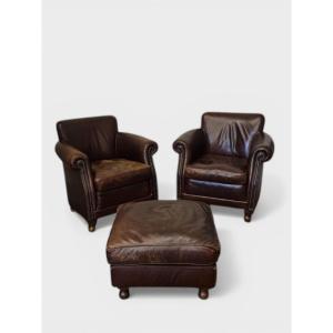 Coppia di poltrone in pelle con pouf poggiapiedi – XX secolo