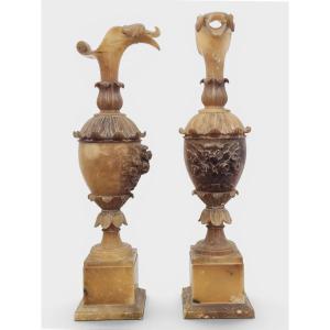Coppia di vasi decorativi in alabastro scolpito – Fine XIX / inizi XX secolo