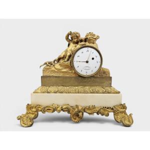Orologio da tavolo in marmo bianco e bronzo dorato – primi del XIX secolo