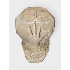 Antica acquasantiera in pietra scolpita con mano e croce – XVII secolo