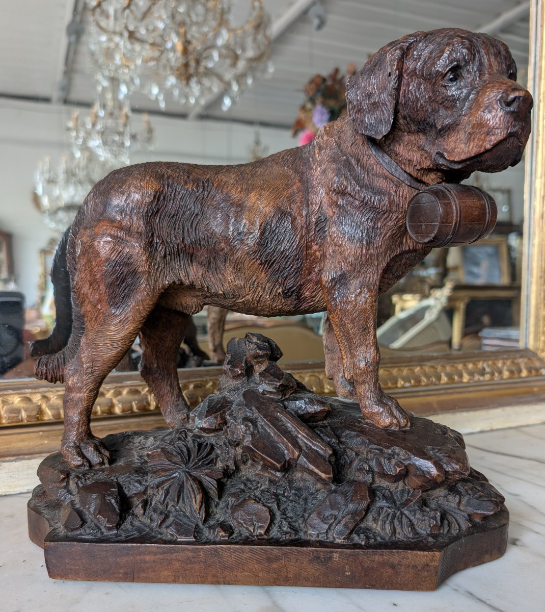 Scultura Foresta Nera – Cane San Bernardo con barile, Prima metà XX secolo