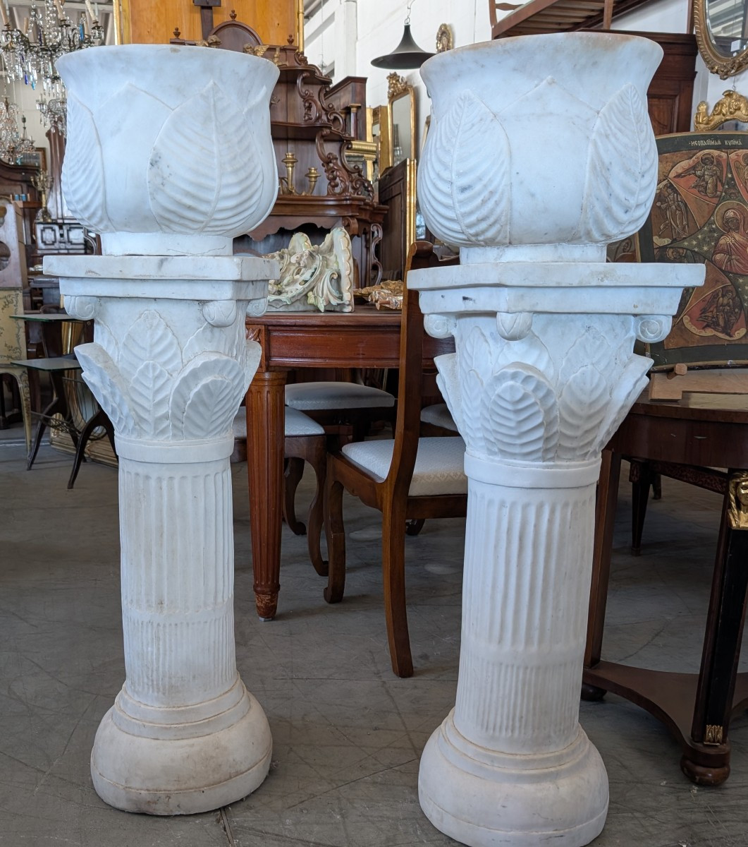 Coppia di colonne con vaso in marmo bianco – primi anni del Novecento
