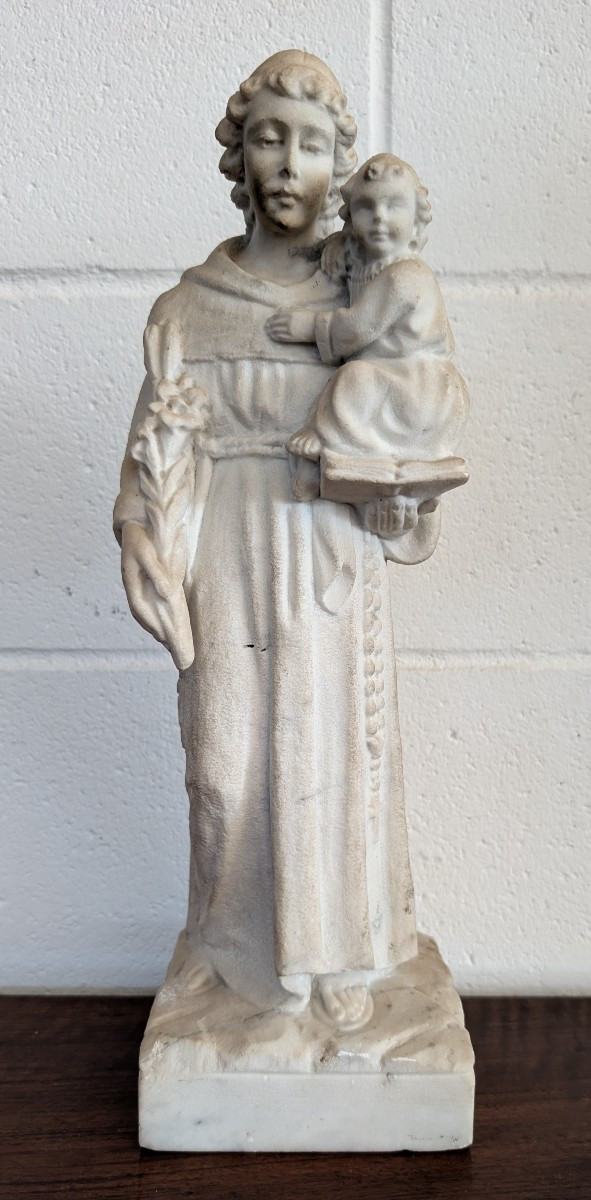 Scultura in marmo raffigurante Sant’Antonio da Padova con Gesù Bambino