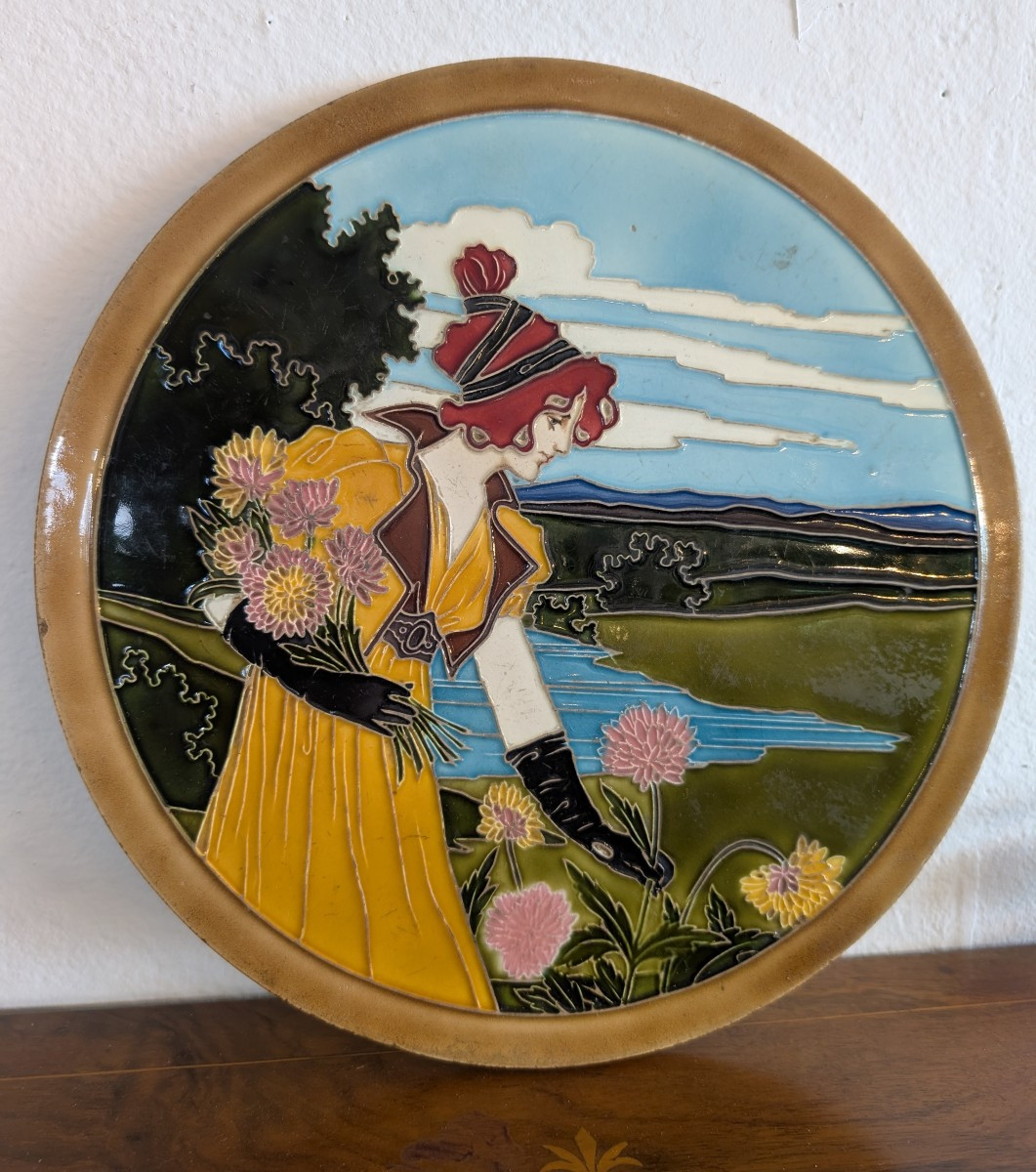 Piatto decorativo Art Nouveau – Ceramica policroma in rilievo, ca. 1900–1910