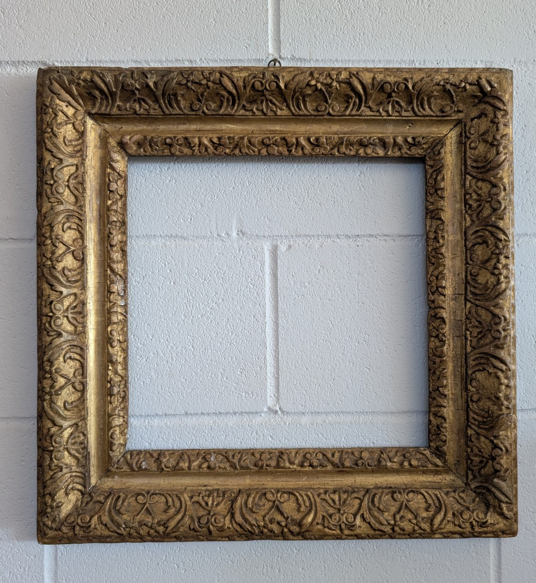 Cornice in legno scolpito dorato, XVIII secolo