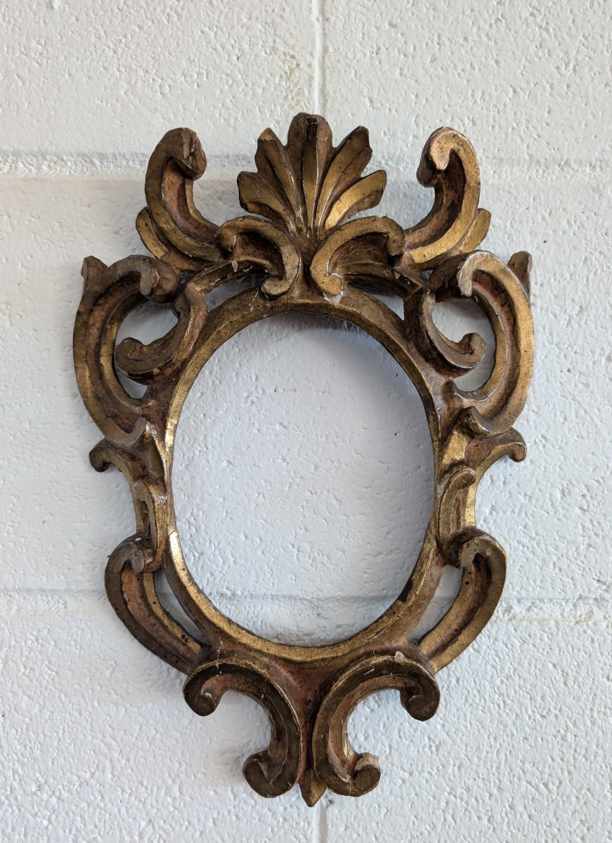 Cornice ovale fiorentina in legno scolpito e dorato – Fine XVII secolo
