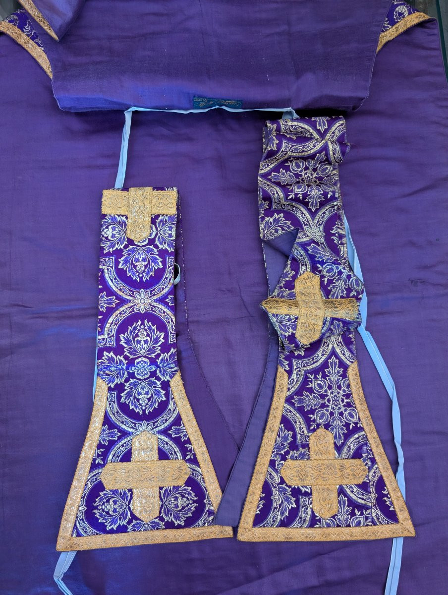 Raffinata Pianeta Ecclesiastica Viola in Damasco con Galloni Dorati – Italia, ca. 1930-photo-2