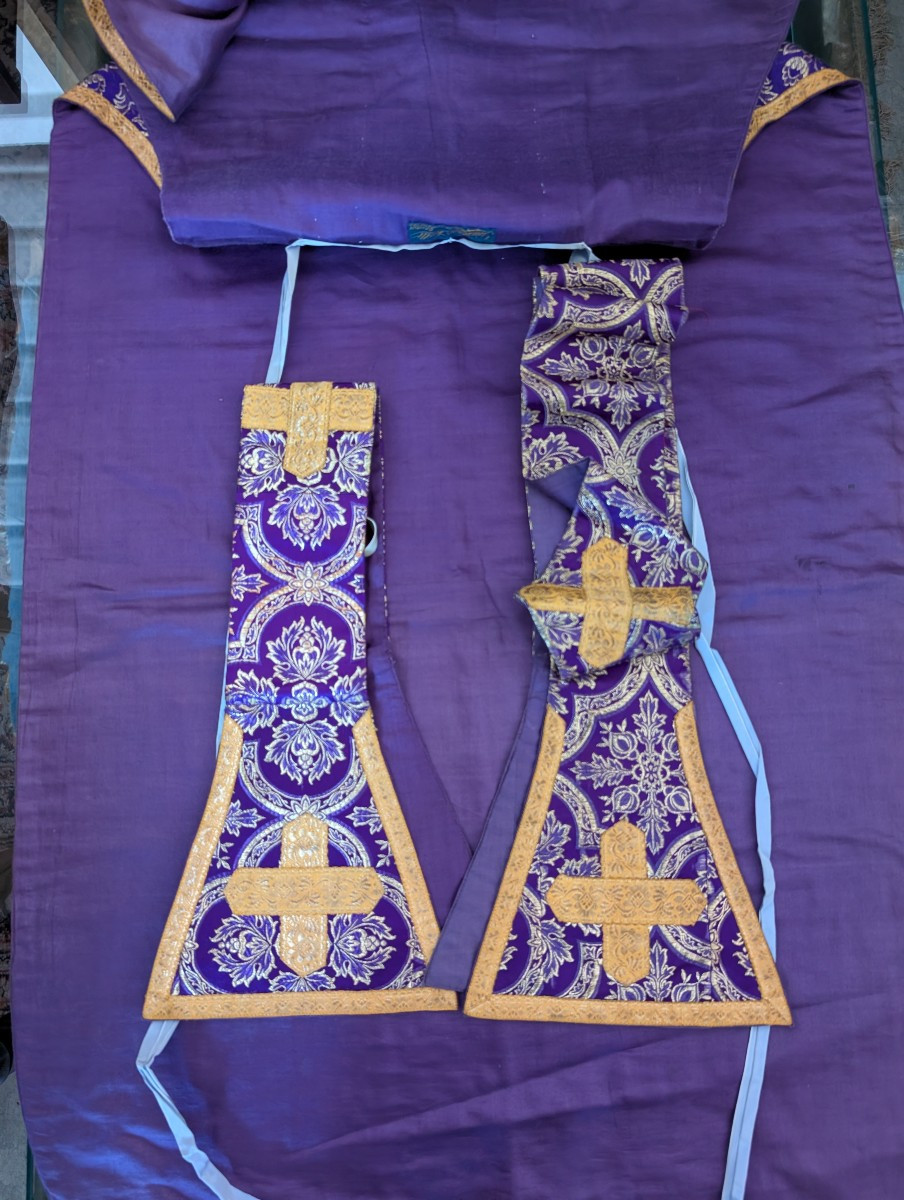 Raffinata Pianeta Ecclesiastica Viola in Damasco con Galloni Dorati – Italia, ca. 1930-photo-3