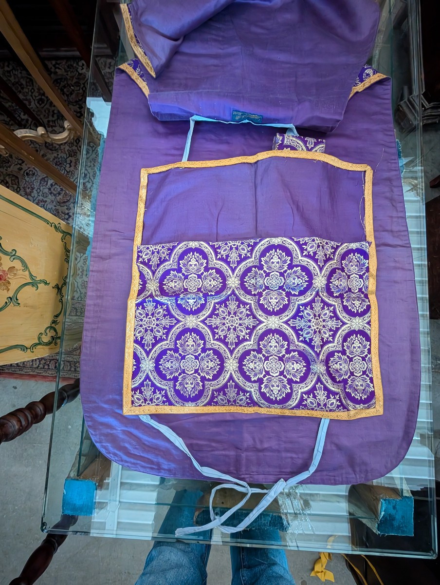 Raffinata Pianeta Ecclesiastica Viola in Damasco con Galloni Dorati – Italia, ca. 1930-photo-4