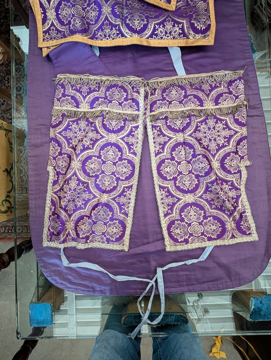 Raffinata Pianeta Ecclesiastica Viola in Damasco con Galloni Dorati – Italia, ca. 1930-photo-5