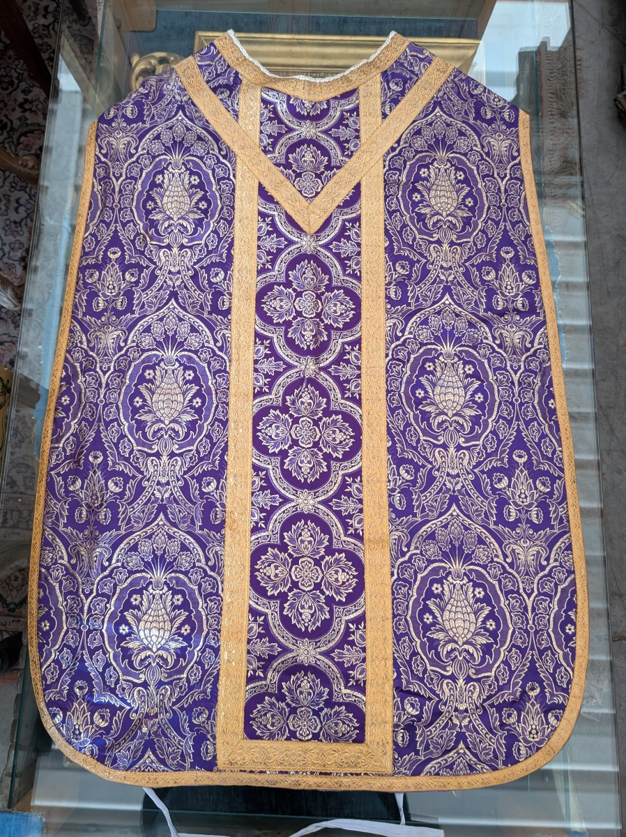 Raffinata Pianeta Ecclesiastica Viola in Damasco con Galloni Dorati – Italia, ca. 1930