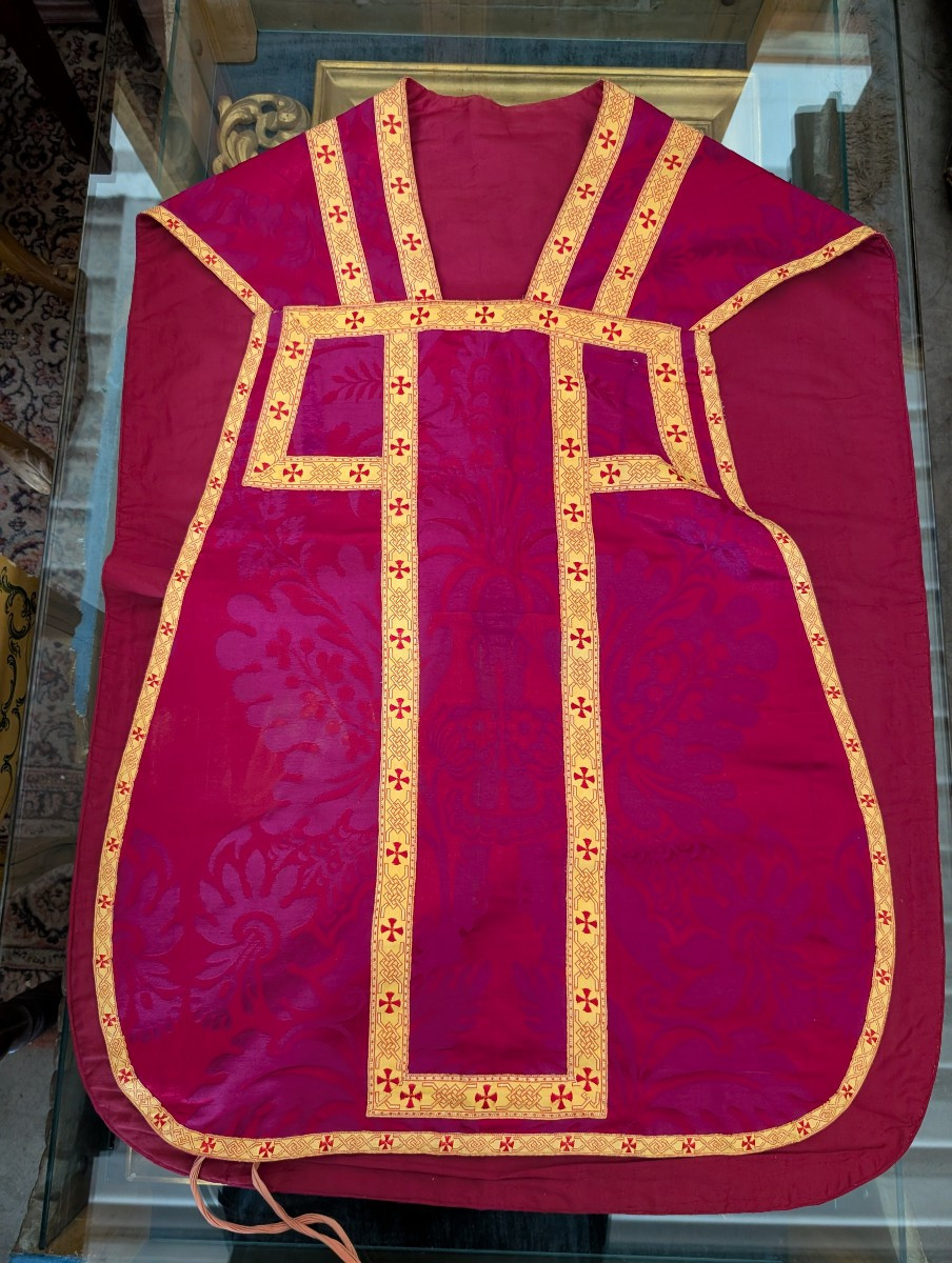 Pianeta ecclesiastica in damasco rosso