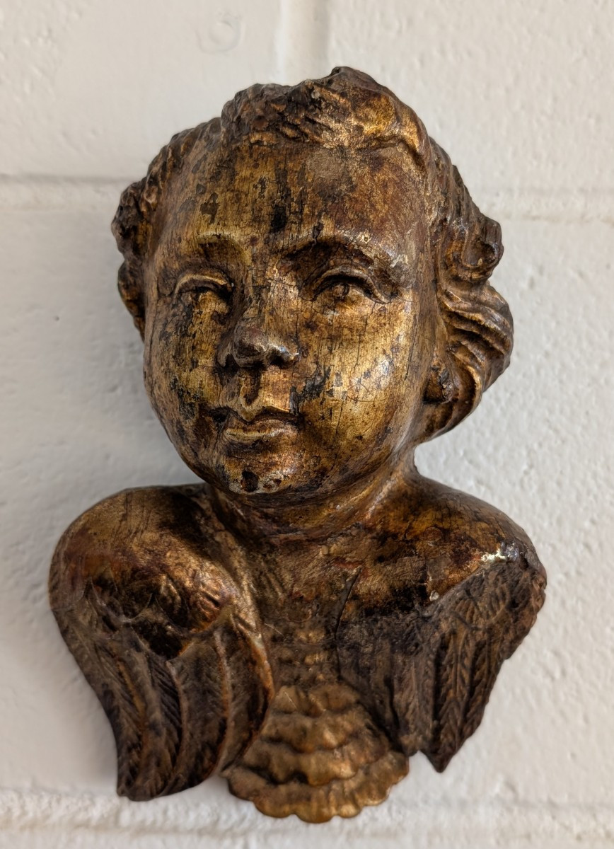 Cherubino del XVIII secolo in legno scolpito e dorato a mecca