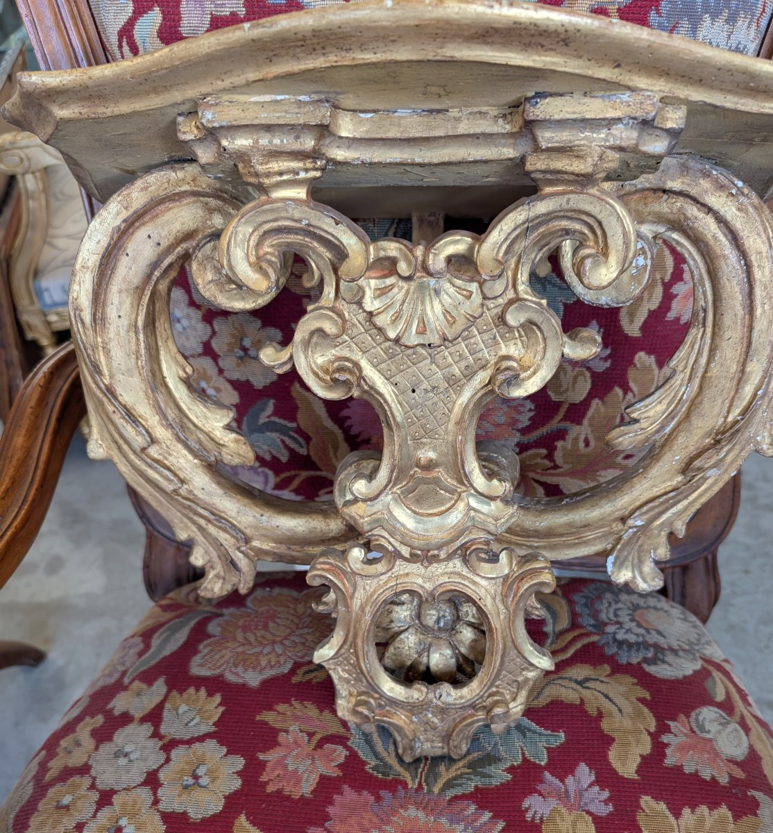 Mensola a muro con elementi intagliati e dorati del XVIII secolo