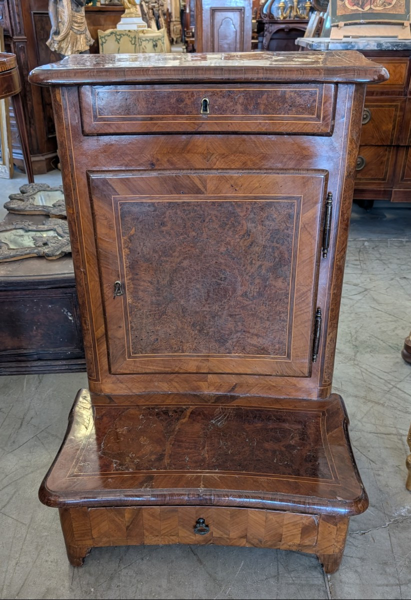 Elegante inginocchiatoio italiano lastronato e filettato – metà XVIII secolo