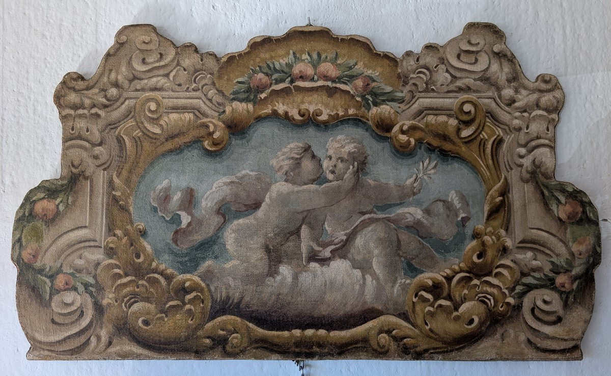 Pannello dipinto con putti entro cornice dipinta stile barocco XX secolo cm 125 x 73
