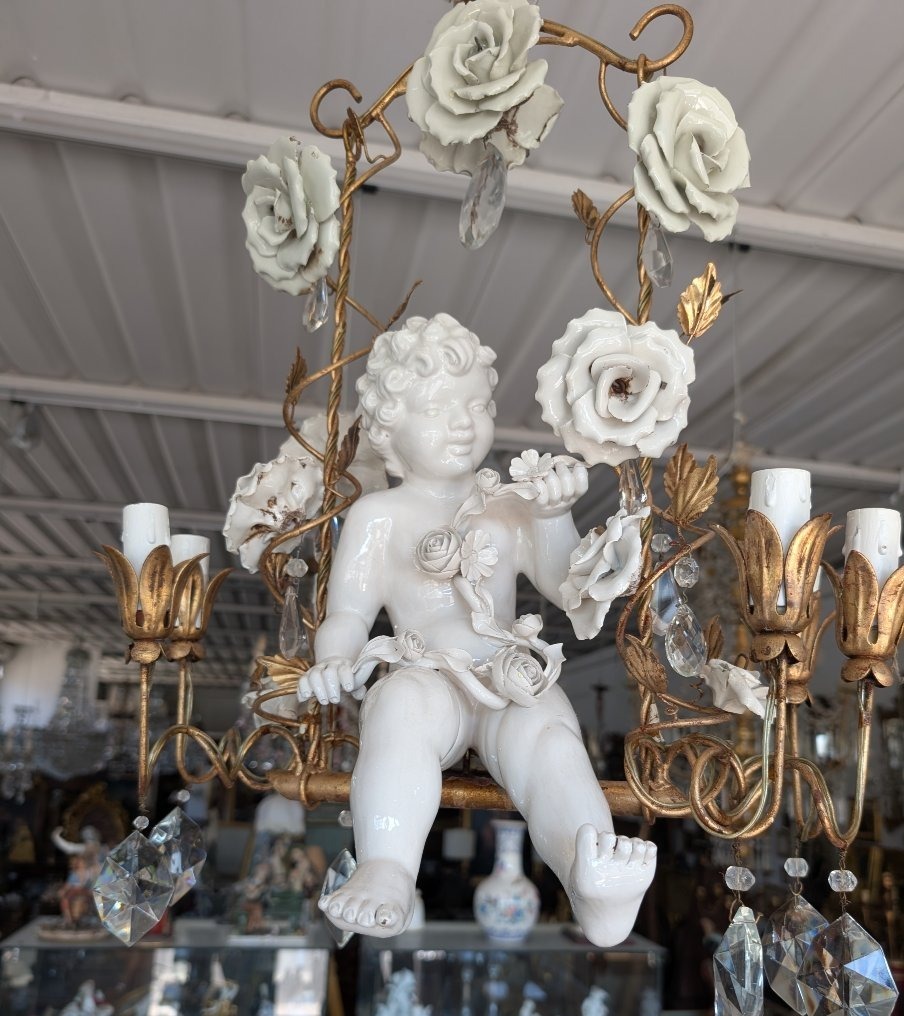 Lampadario a 6 Luci con Putto in Porcellana, Cristalli e Rose – Anni ’50